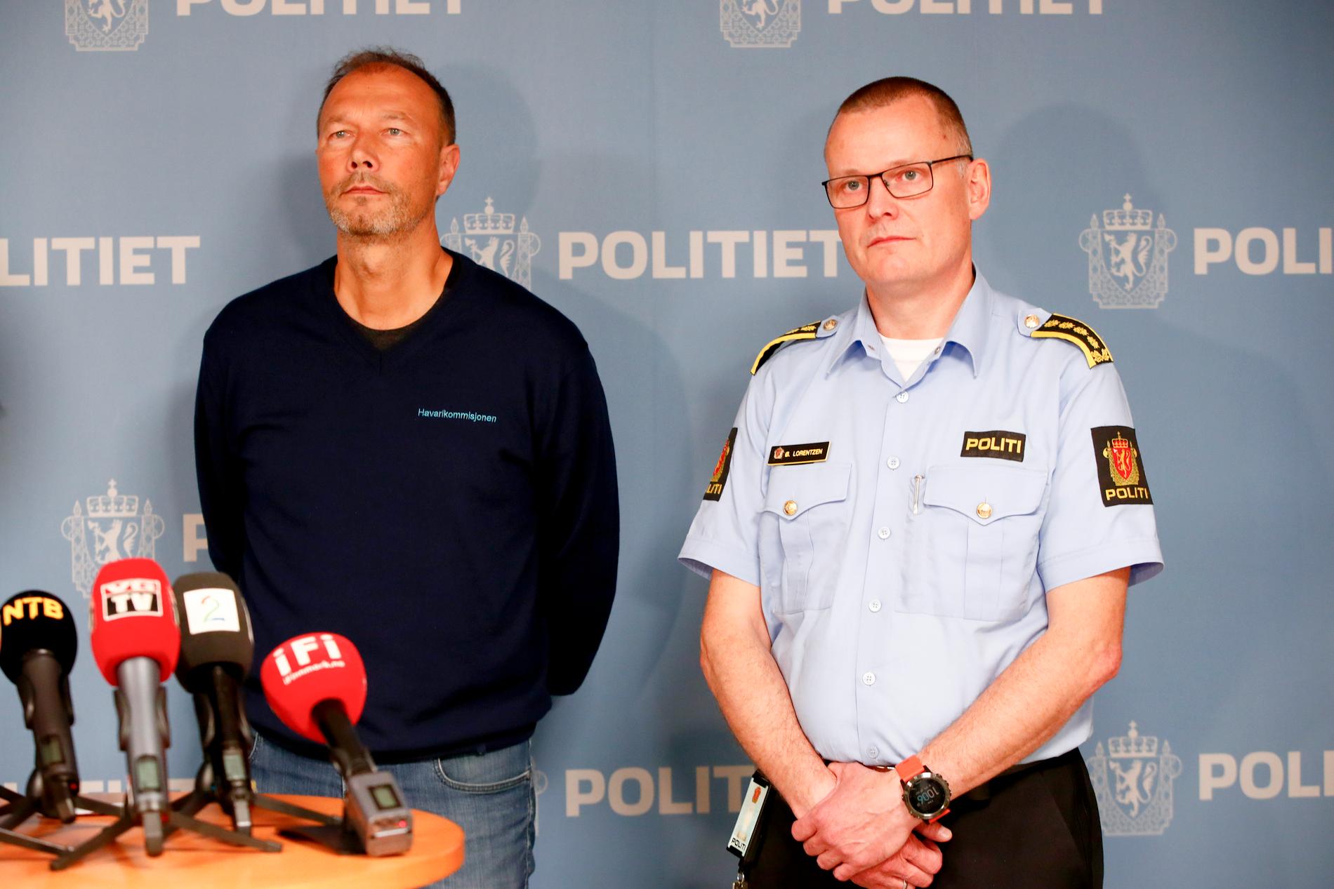 Kåre Halvorsen från haverikommissionen och länsman Øyvind Lorentzen under pressträffen.