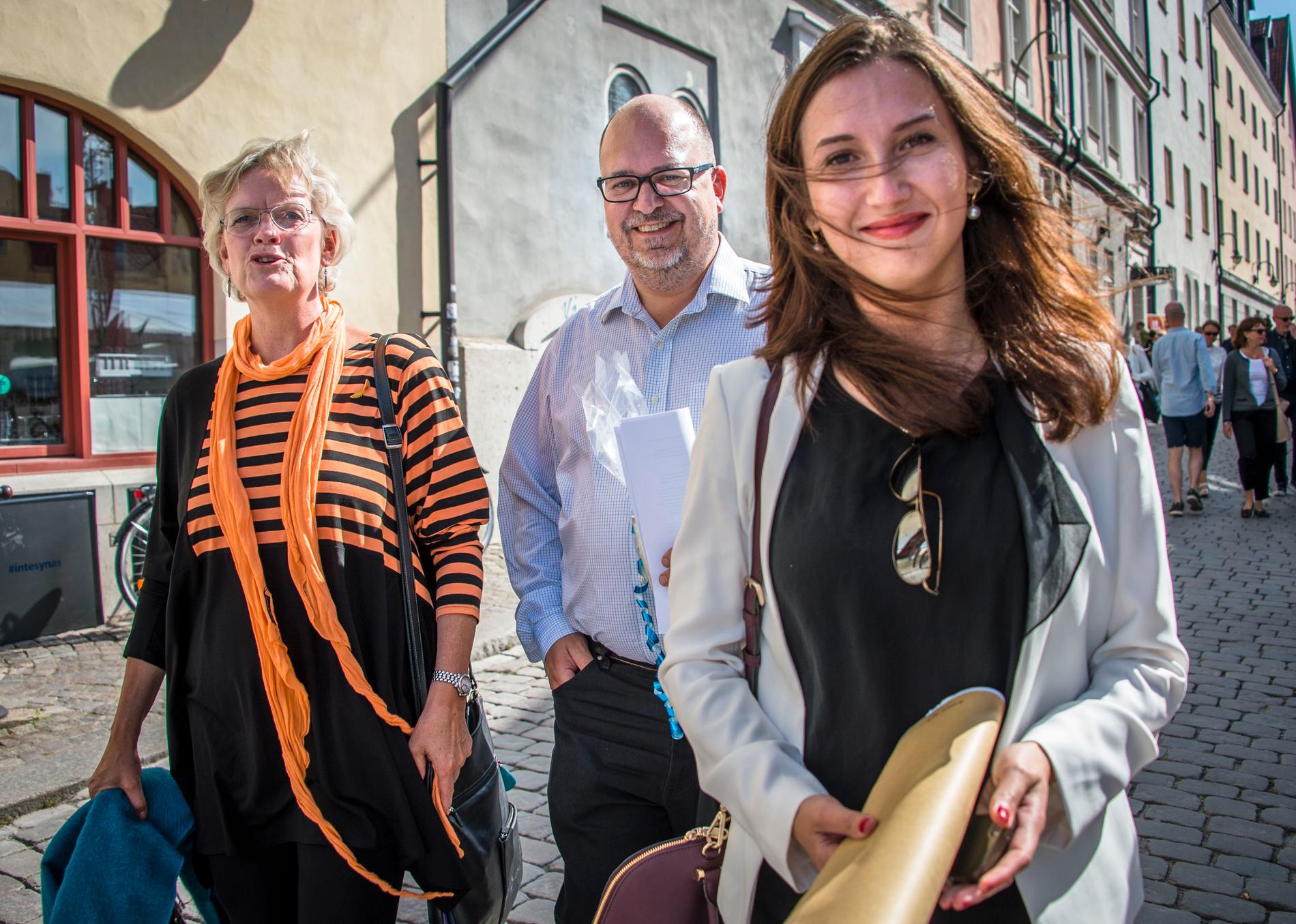Carola Lemne, Karl-Petter Thorwaldsson och Aida Hadzialic (S) i Visby.