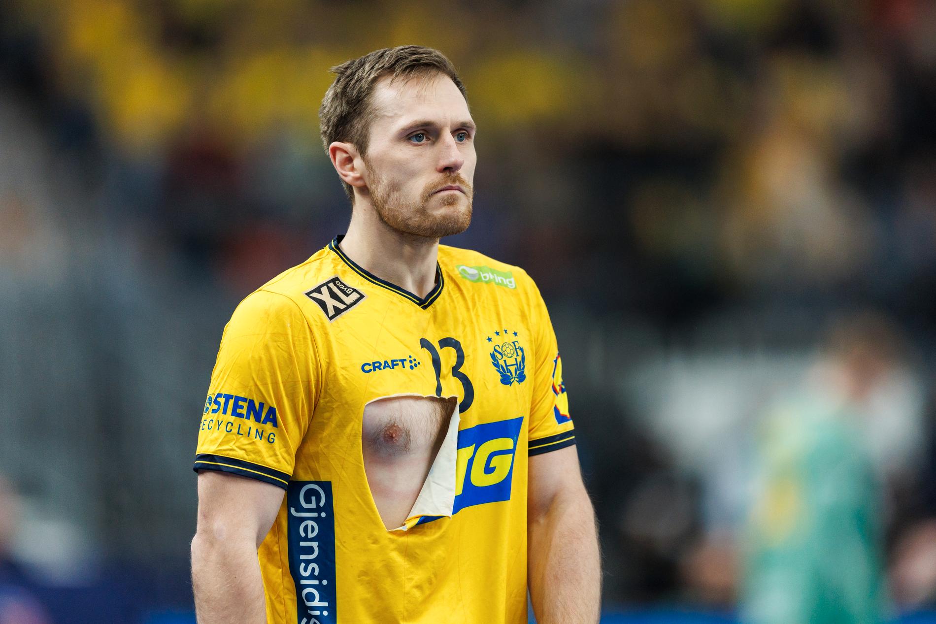 Albin Lagergren med trasig tröja under matchen mot Island.