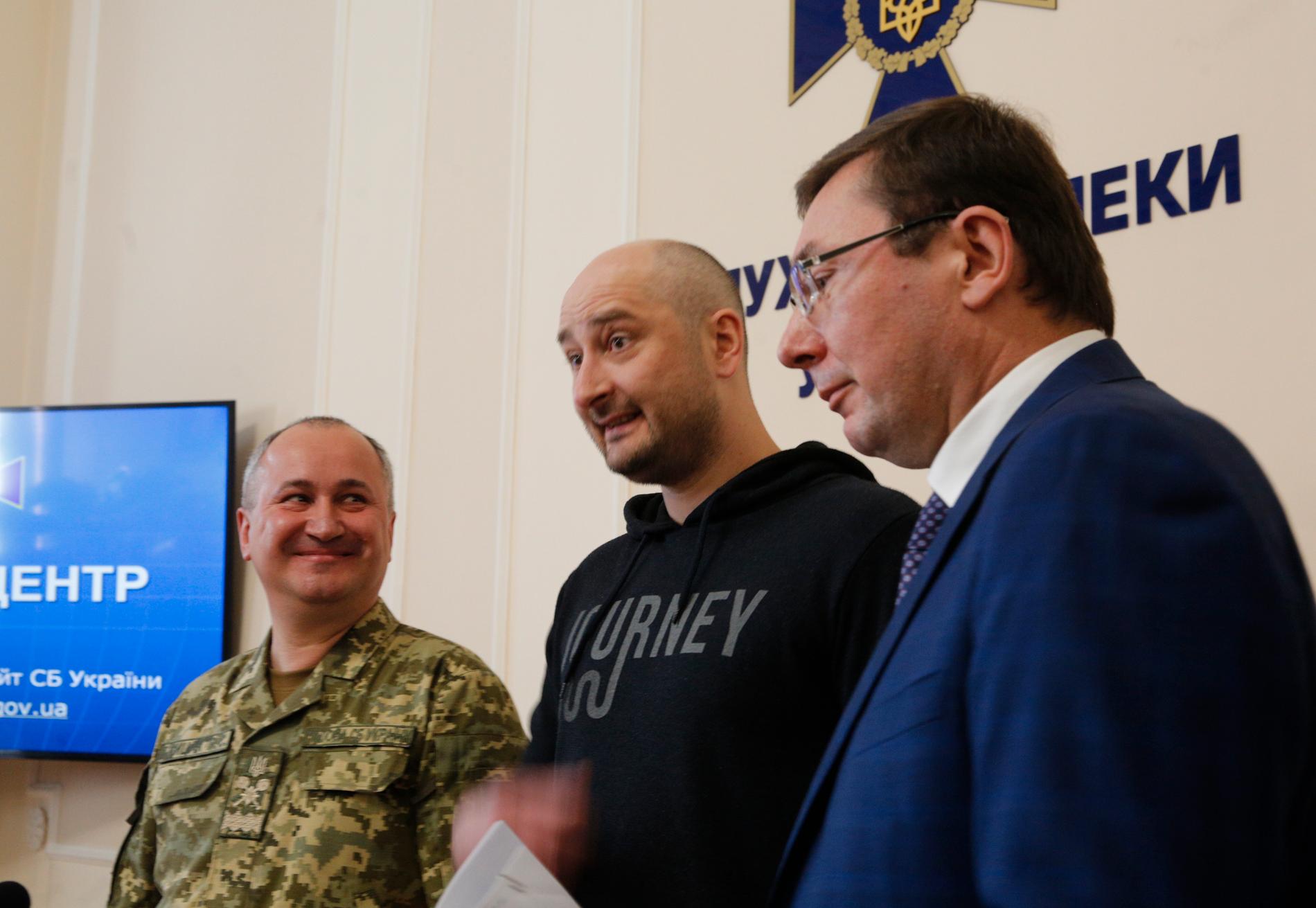 "Mordoffret" Arkadij Babtjenko (i mitten) på presskonferensen efter låtsasmordet. Arkivbild.