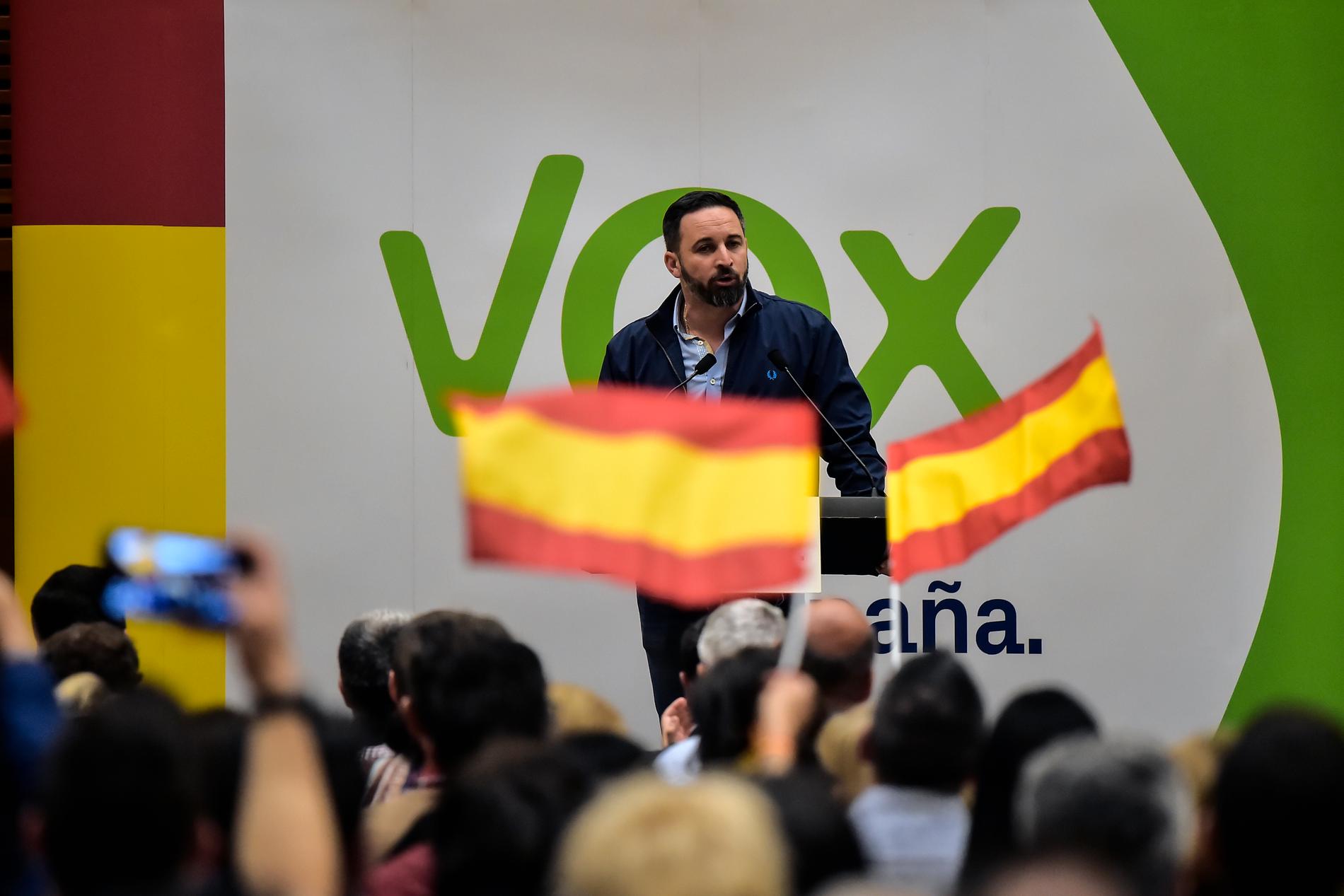 Santiago Abascal leder högerextrema Vox, som förutom att hätskt bekämpa katalansk separatism etiketteras som antimuslimskt, invandringskritiskt och antifeministiskt.
