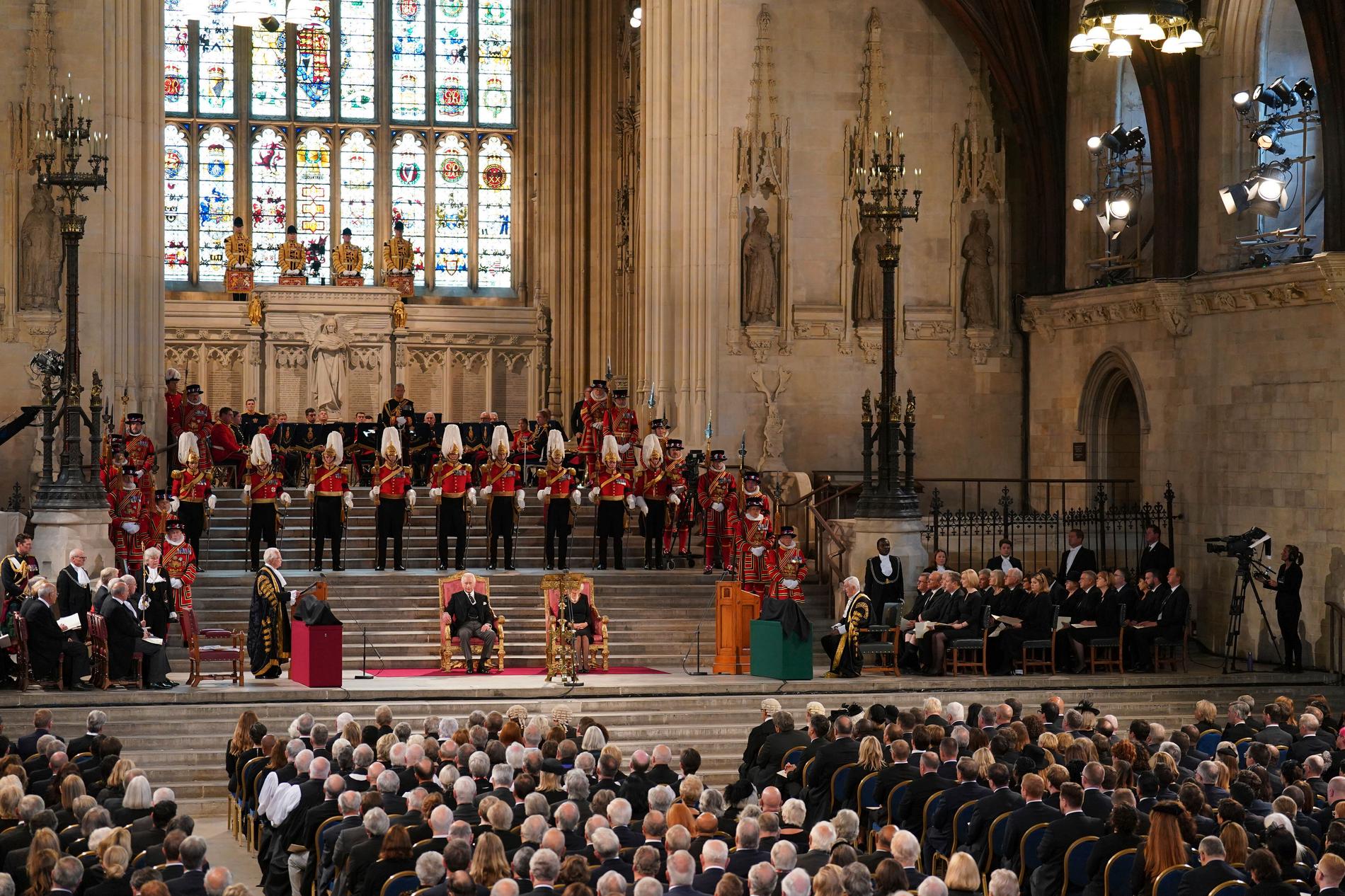 Kung Charles III och hans fru Camilla (sittande i mitten) under måndagens ceremonier i Westminster-palatset i London.