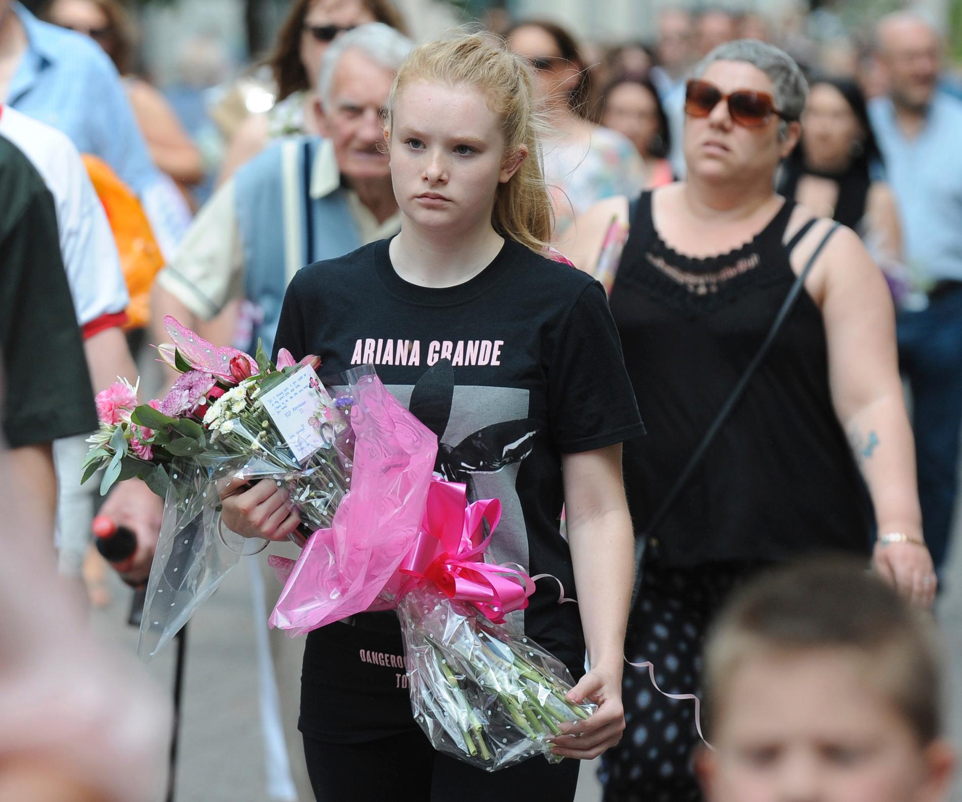 Ett Ariana Grande-fan är på väg till en minneshögtid som hölls i lördags för offren för självmordsdådet på Manchester Arena i förra veckan.