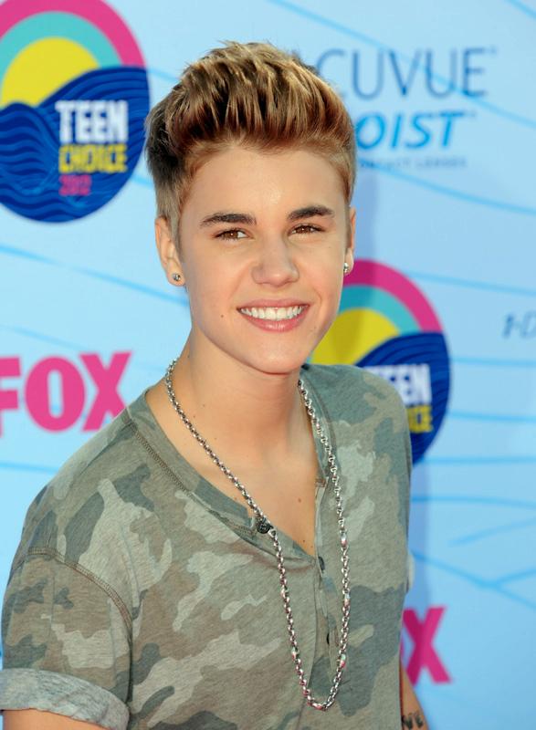 Justin Bieber vann fyra priser, bland annat för bästa manliga artist och bästa singel av manliga artist på Teen Choice Awards.