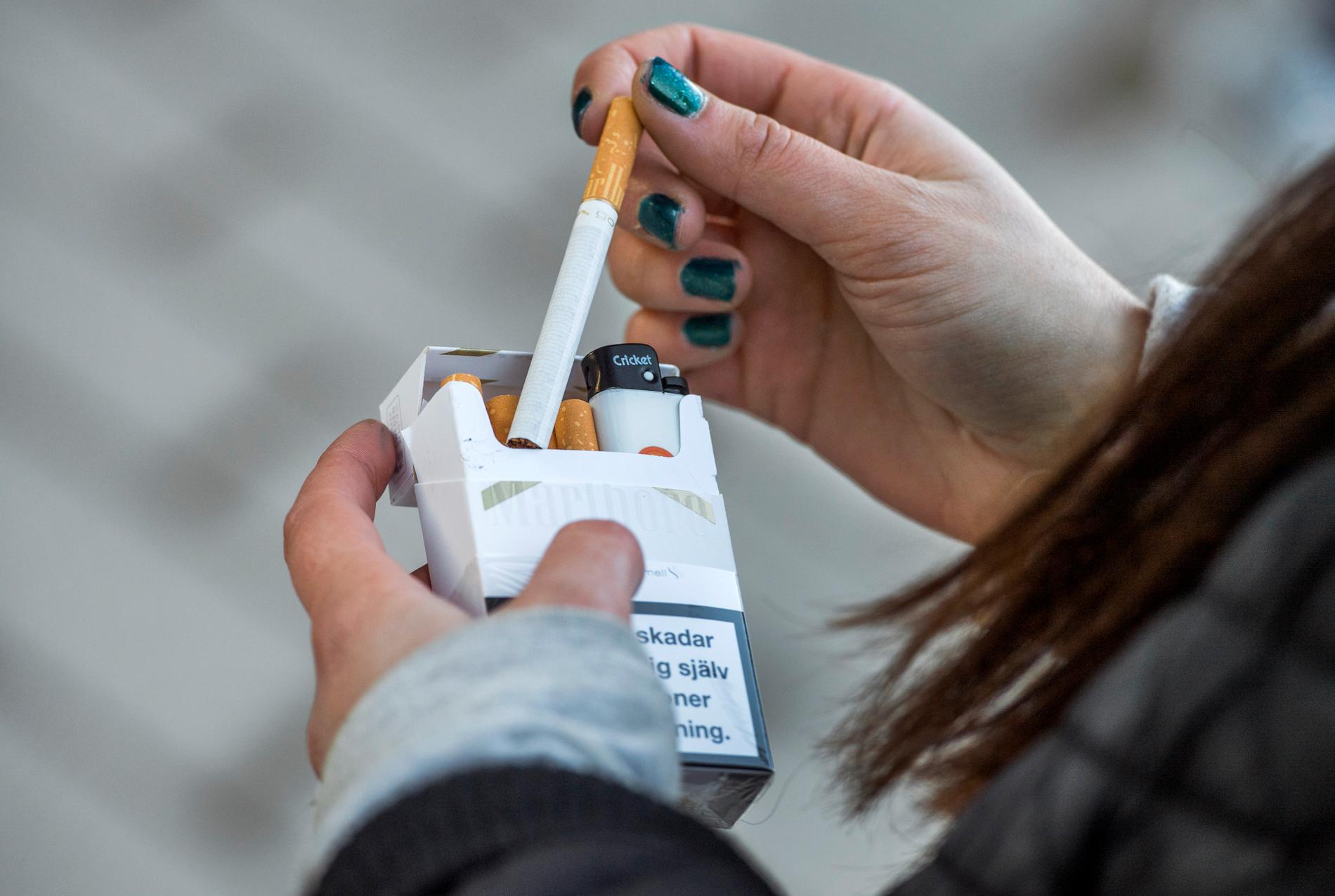 En person håller ett paket cigaretter/arkivbild. 