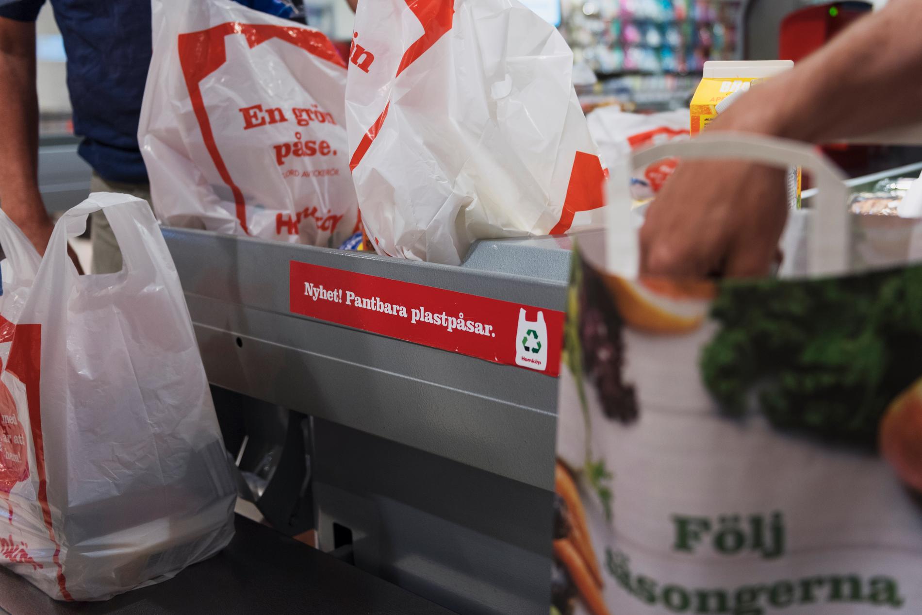Försäljningen av plastpåsar är knuten till EU-avgiften. Ju fler påsar som säljs, desto mer får Sverige betala.
