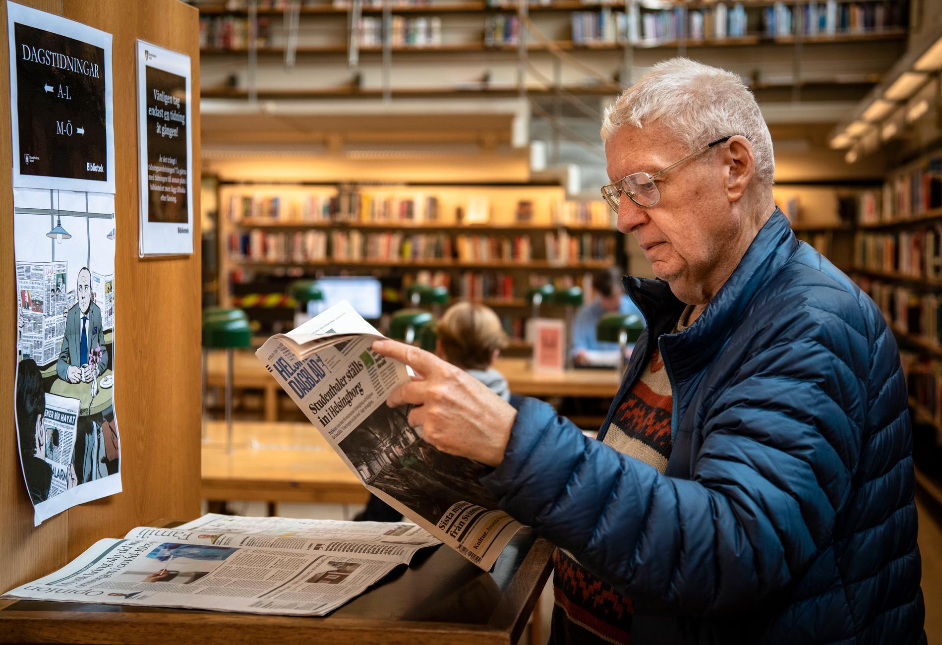Gert Lindell läser tidningar.