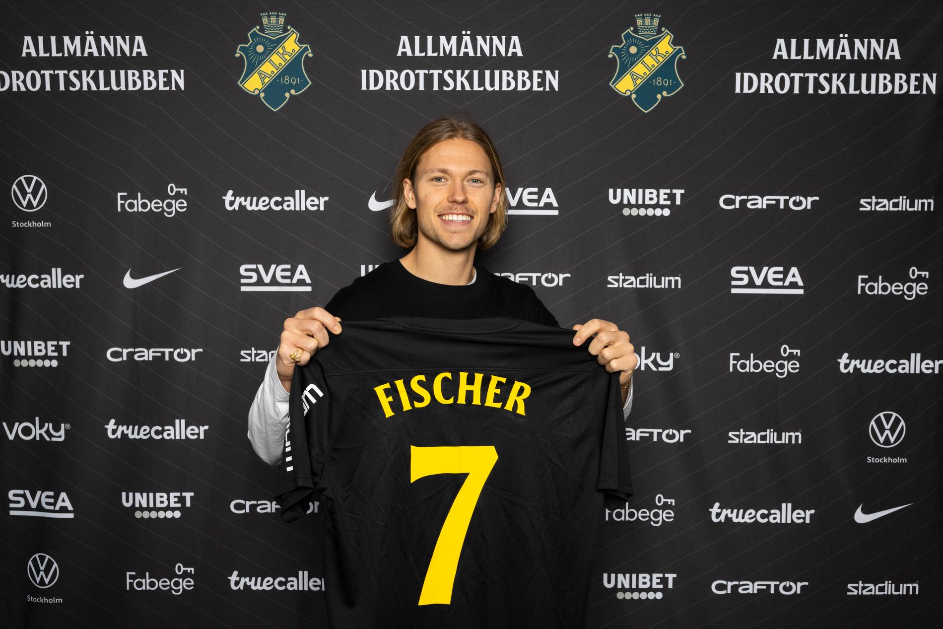 Danske Viktor Fischer poserar med AIK:s tröja. 