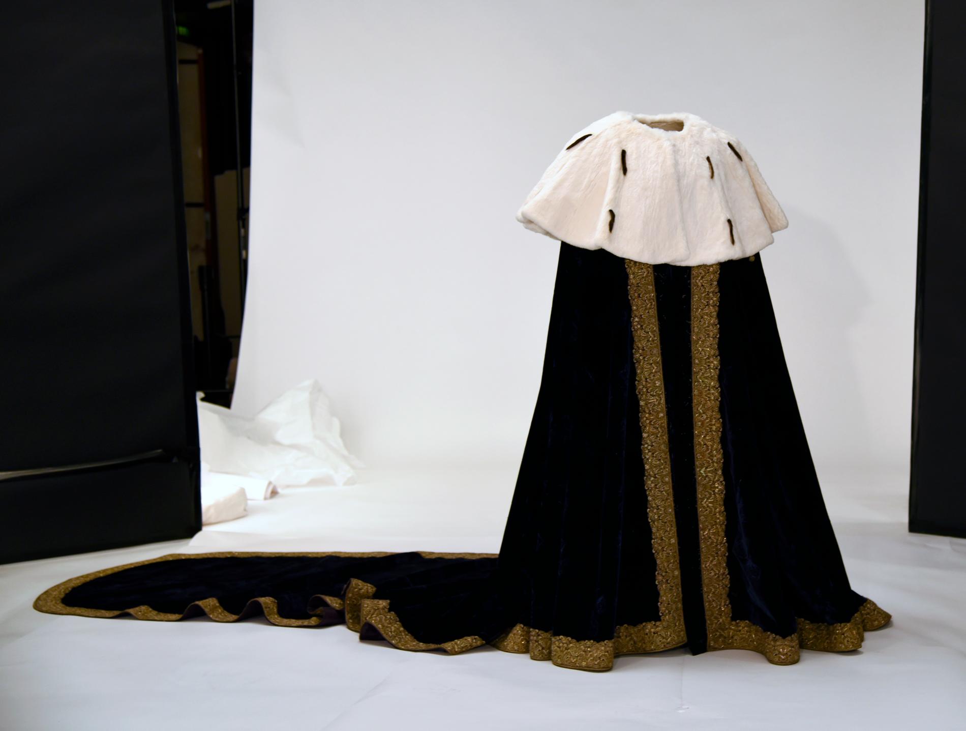 Drottning Kristinas kröningsmantel från 1650 står uppställd för att fotograferas innan den placeras i sin utställningsmonter.