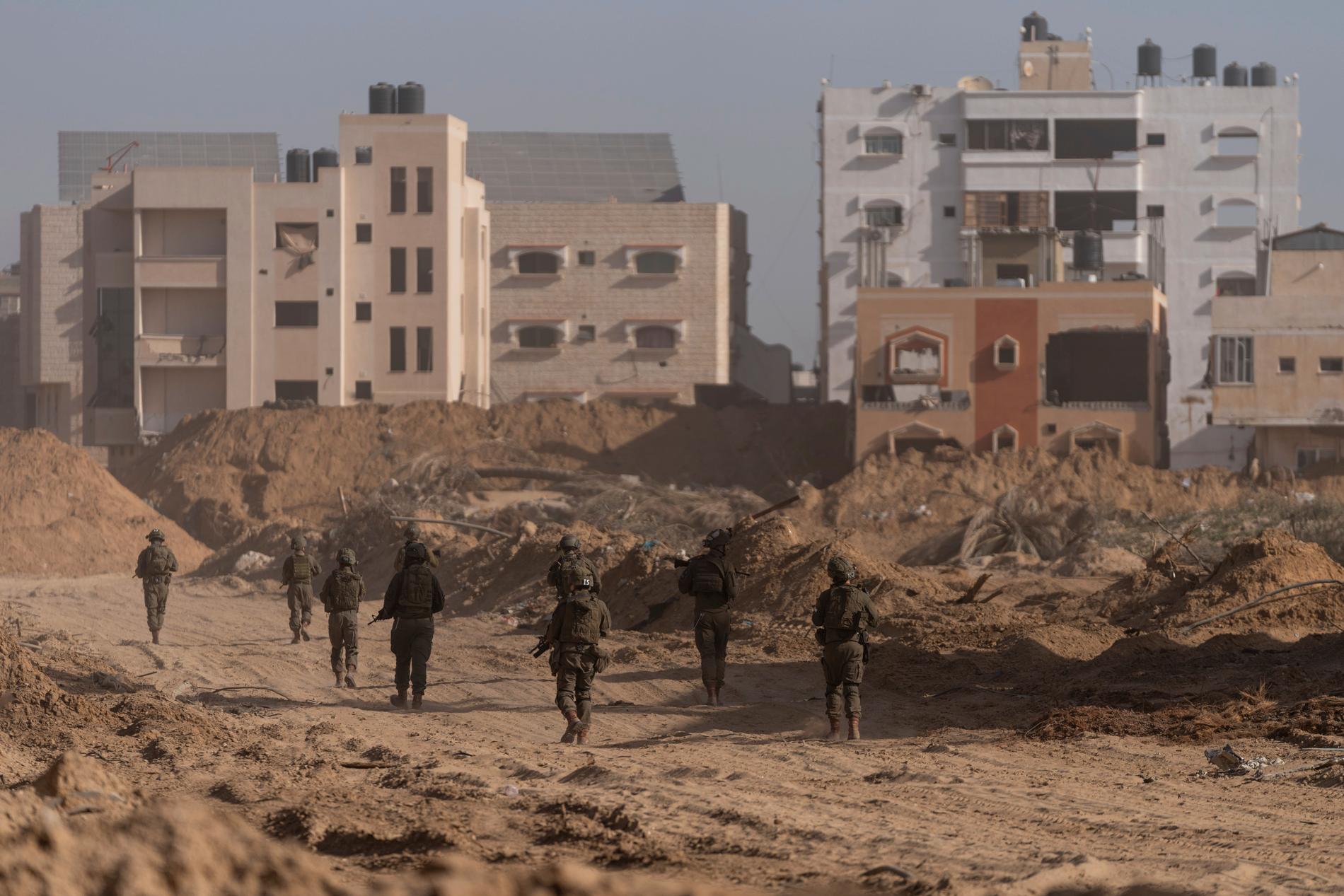 Israeliska soldater patrullerar i Khan Younis i södra Gaza den 10 januari. Arkivbild.