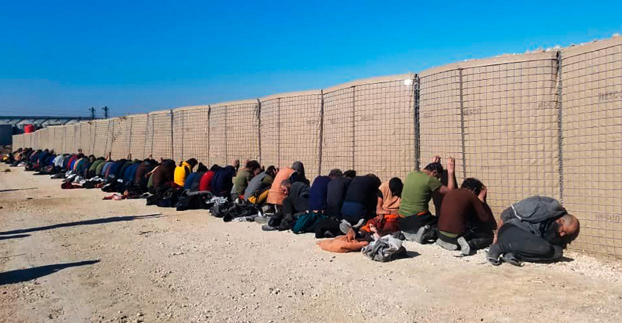 I ett foto som delats av kurdiskledda SDF visas gripna IS-soldater som deltagit i striderna i fängelset. Bild från 21 januari i år.