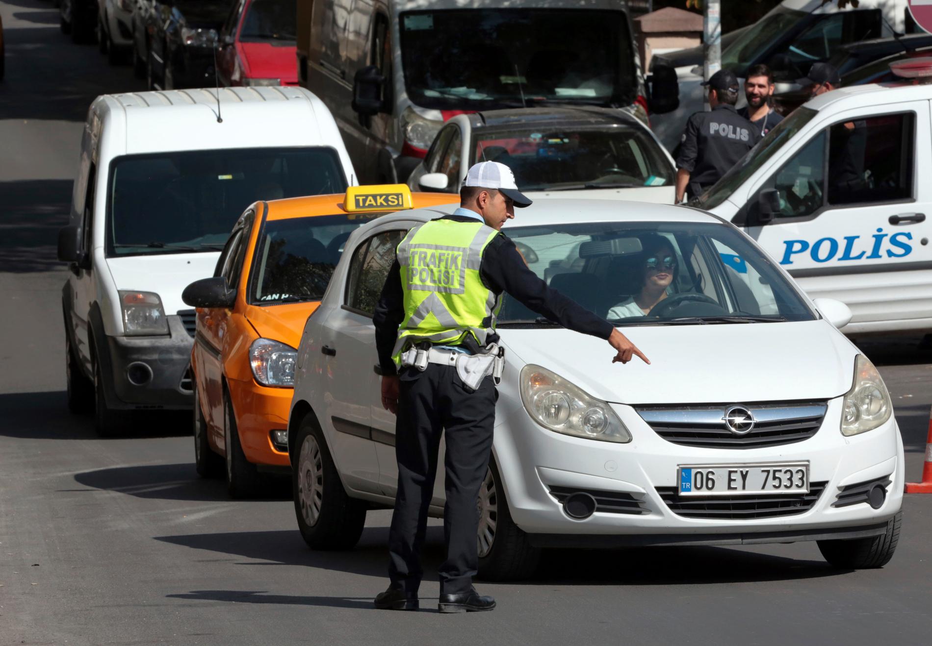 Turkiska poliser stannade fordon utanför den iranska ambassaden på måndagen.