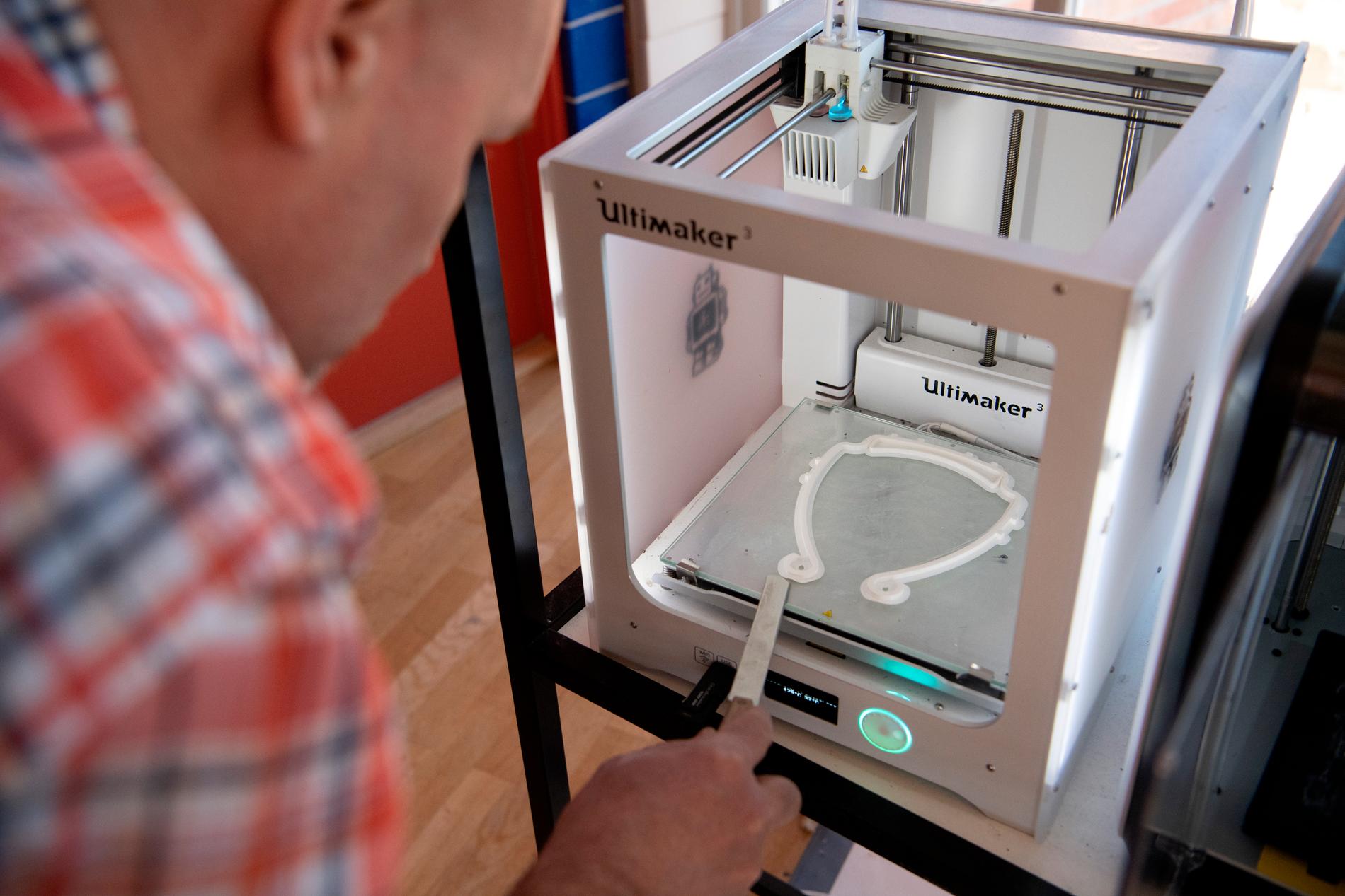Teknikläraren Robert Hegestedt tillverkar ett skyddsvisir med en 3D skrivare.