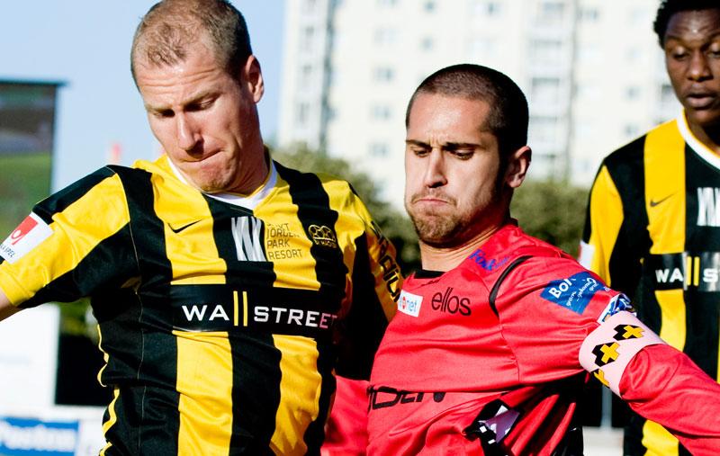 Emir Bajrami, till höger, här i kamp med Häckens Jonas Henriksson, har ryggproblem inför U21-EM.