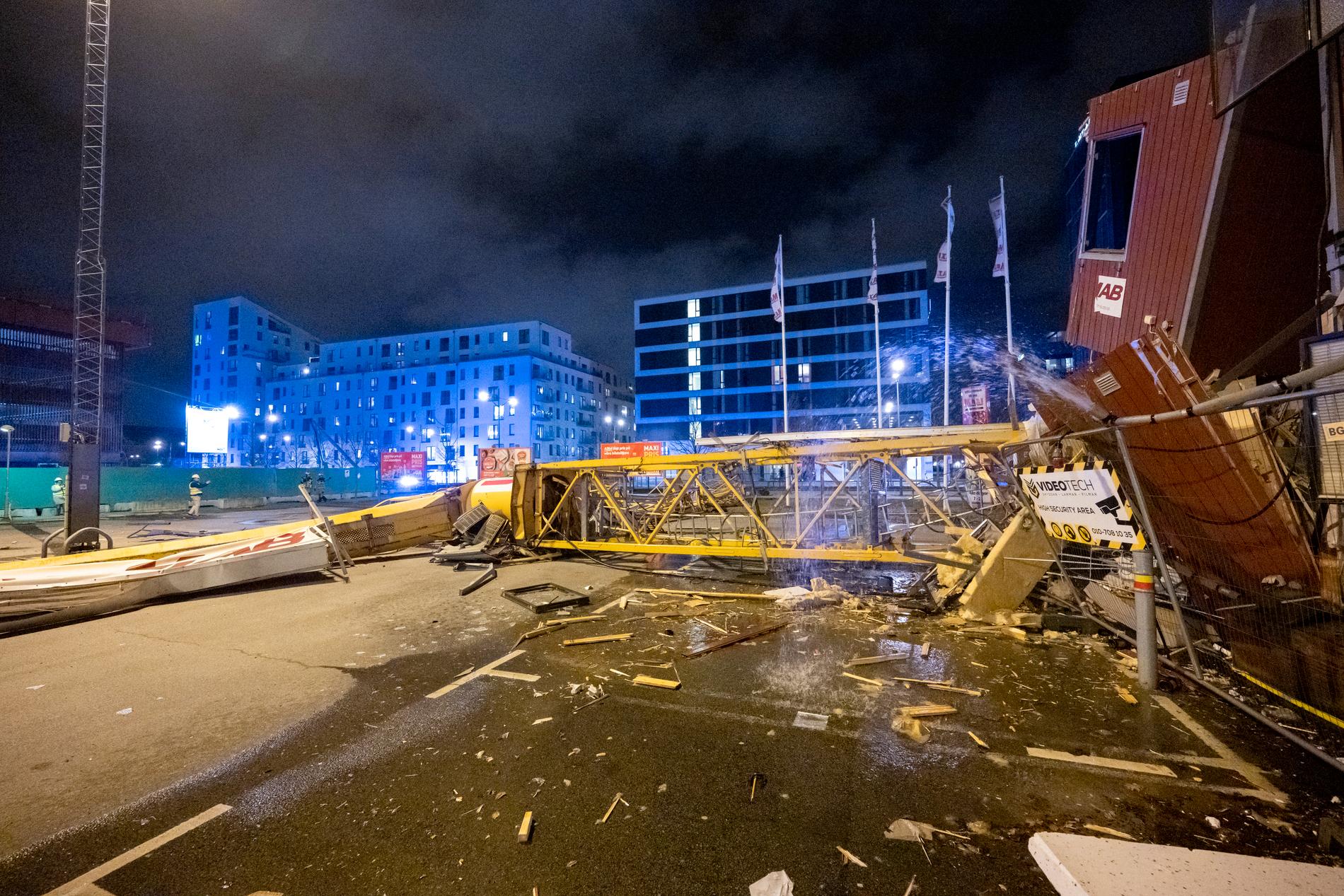 En byggkran i Västra hamnen i Malmö välte. Flera byggbodar krossades av kranen.