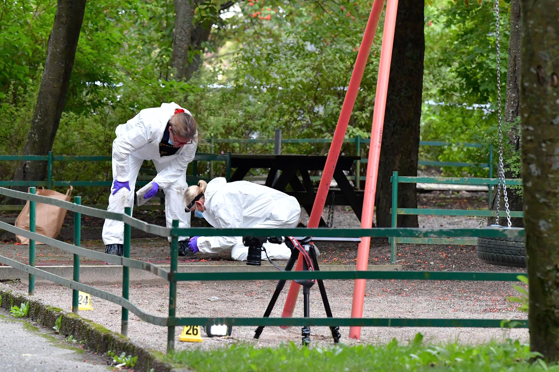 Polisens tekniker arbetar efter skottlossningen i Hjulsta den 30 augusti förra året, där en man dödades och en skadades.