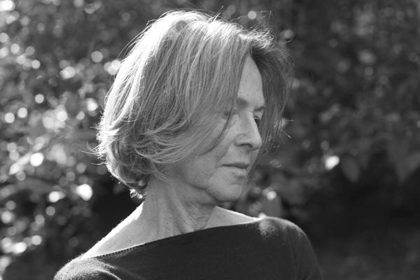 Louise Glück föddes 1943 i New York och har sedan debuten 1968 utkommit med tolv diktsamlingar. 2020 belönades hon med Nobelpriset. 