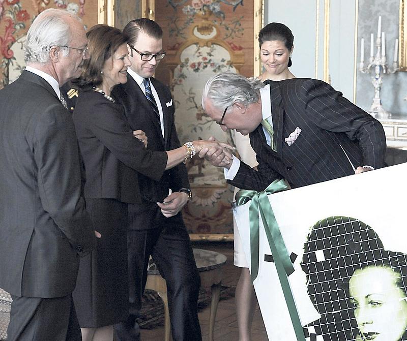 Kungafamiljens vän Pierre Hagströmer överlämnar tavlan på en unga prinsessan Lilian.