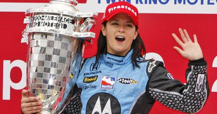 Danica Patrick med pokalen från segern i Indycar.