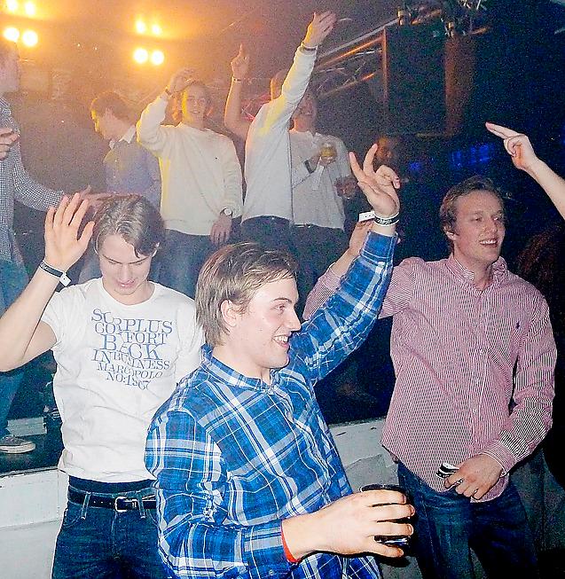 Juniorkronorna var på bästa festhumöret när de firade JVM-segern på nattklubb i Stockholm.