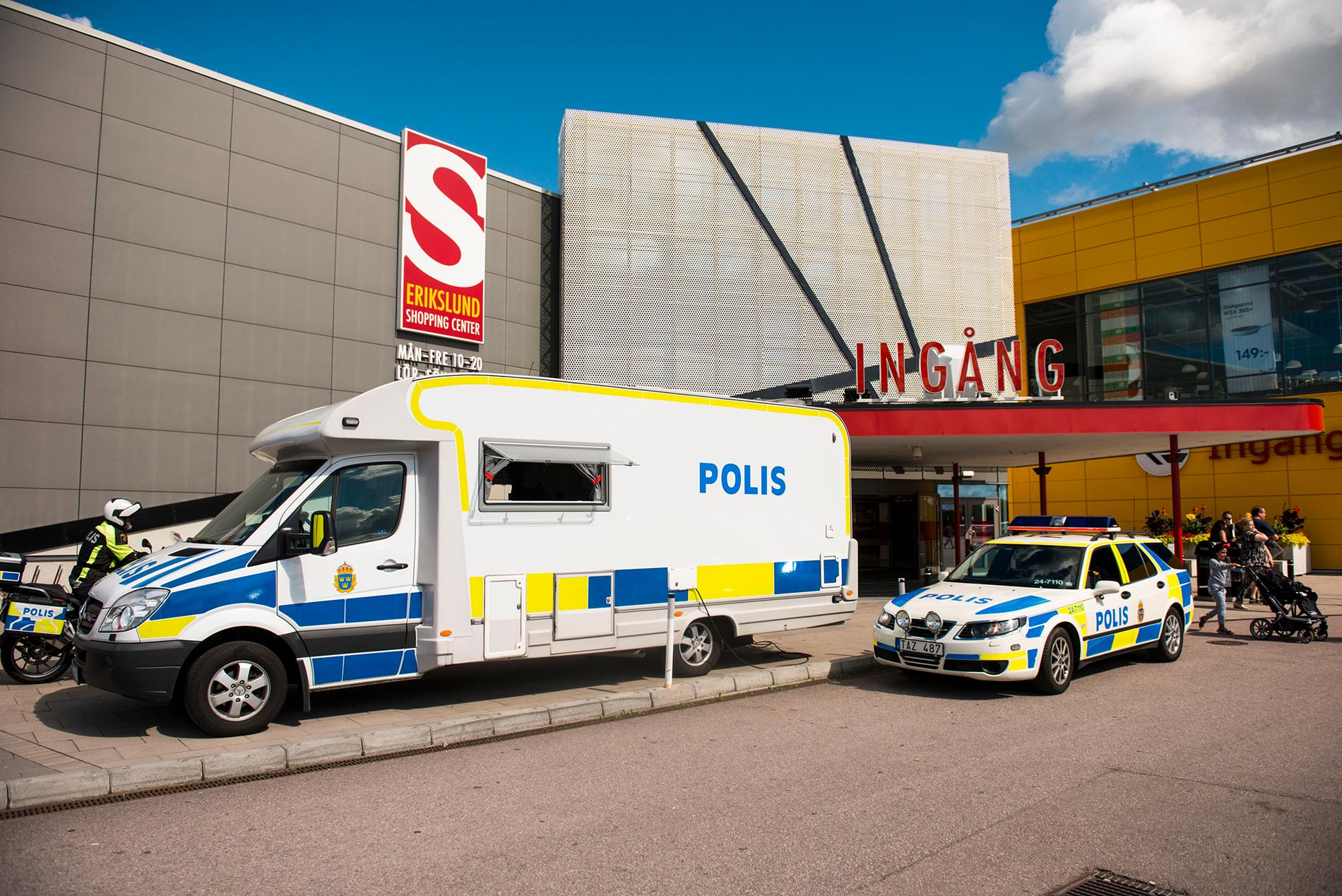 Polisen fanns på plats när Ikea i Västerås öppnade igen på onsdagen.