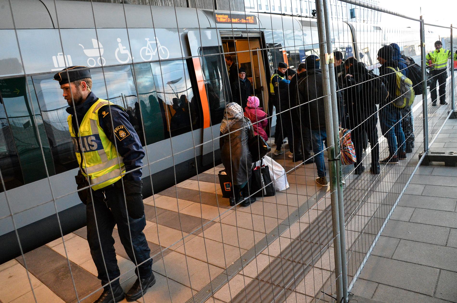 Flyktingar kliver av tåget vid Hyllie station utanför Malmö i januari 2016. Arkivbild.