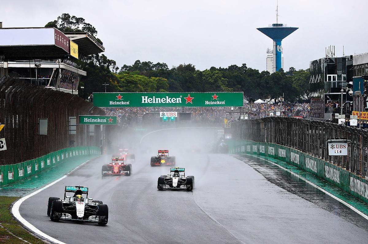 Regnets mästare Lewis Hamilton behärskade de svåra förhållandena i Brasilien bäst och tog sin tredje raka seger och håller liv i kampen om VM-titeln. Allt avgörs nu i sista deltävlingen.