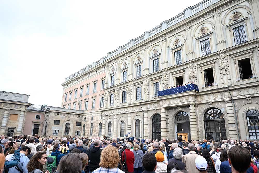 Hundratals människor hade samlats vid Kungliga slottet för att hylla kungen vid firandet av hans 50 år på tronen. 