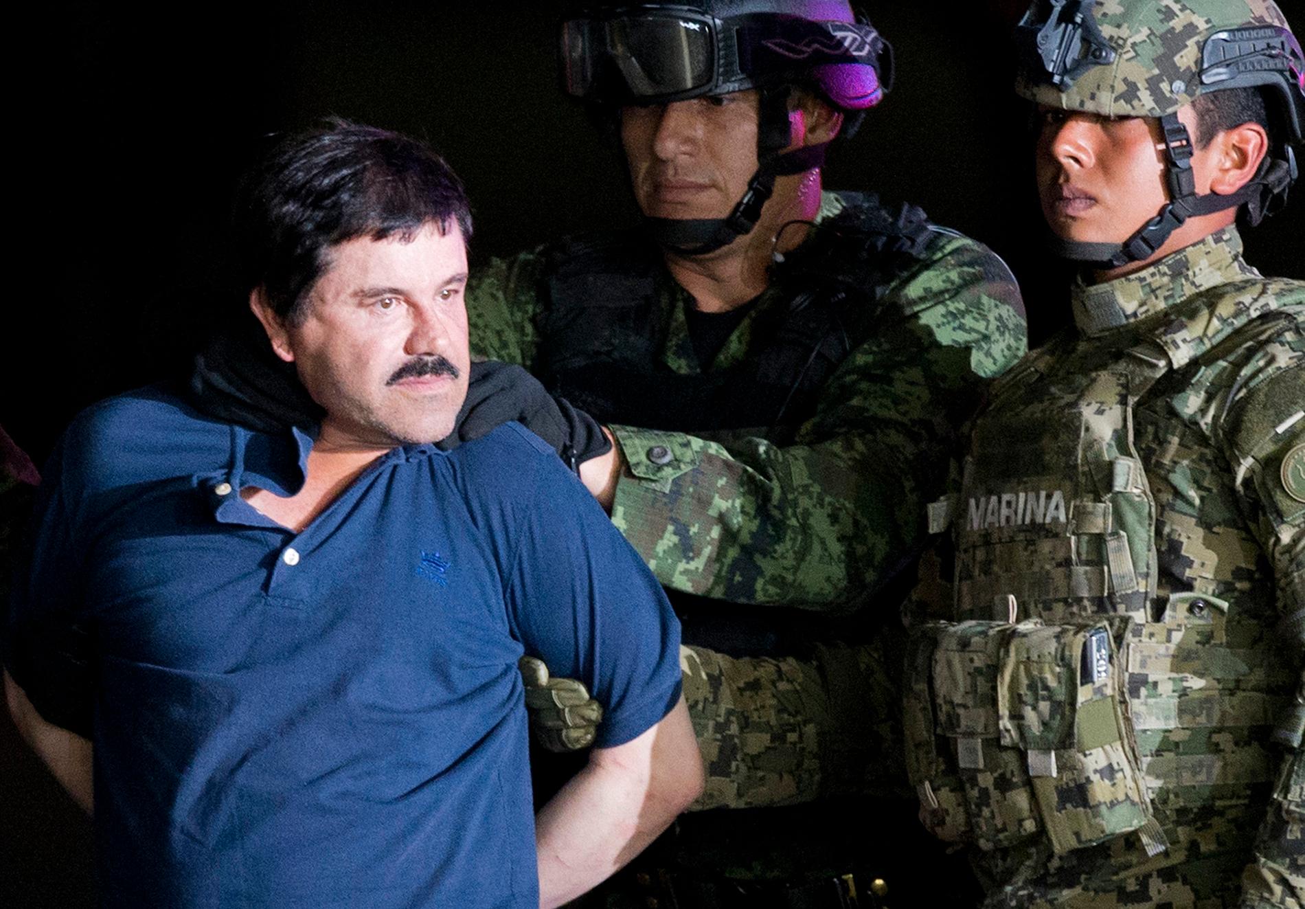 Joaquin "El Chapo" Guzman förs bort av mexikanska soldater den 8 januari 2016.