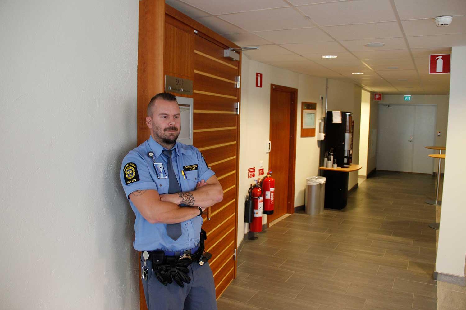 Ordningsvakten Andreas Blom på vakt utanför häktningssal 7 i Gävle tingsrätt.