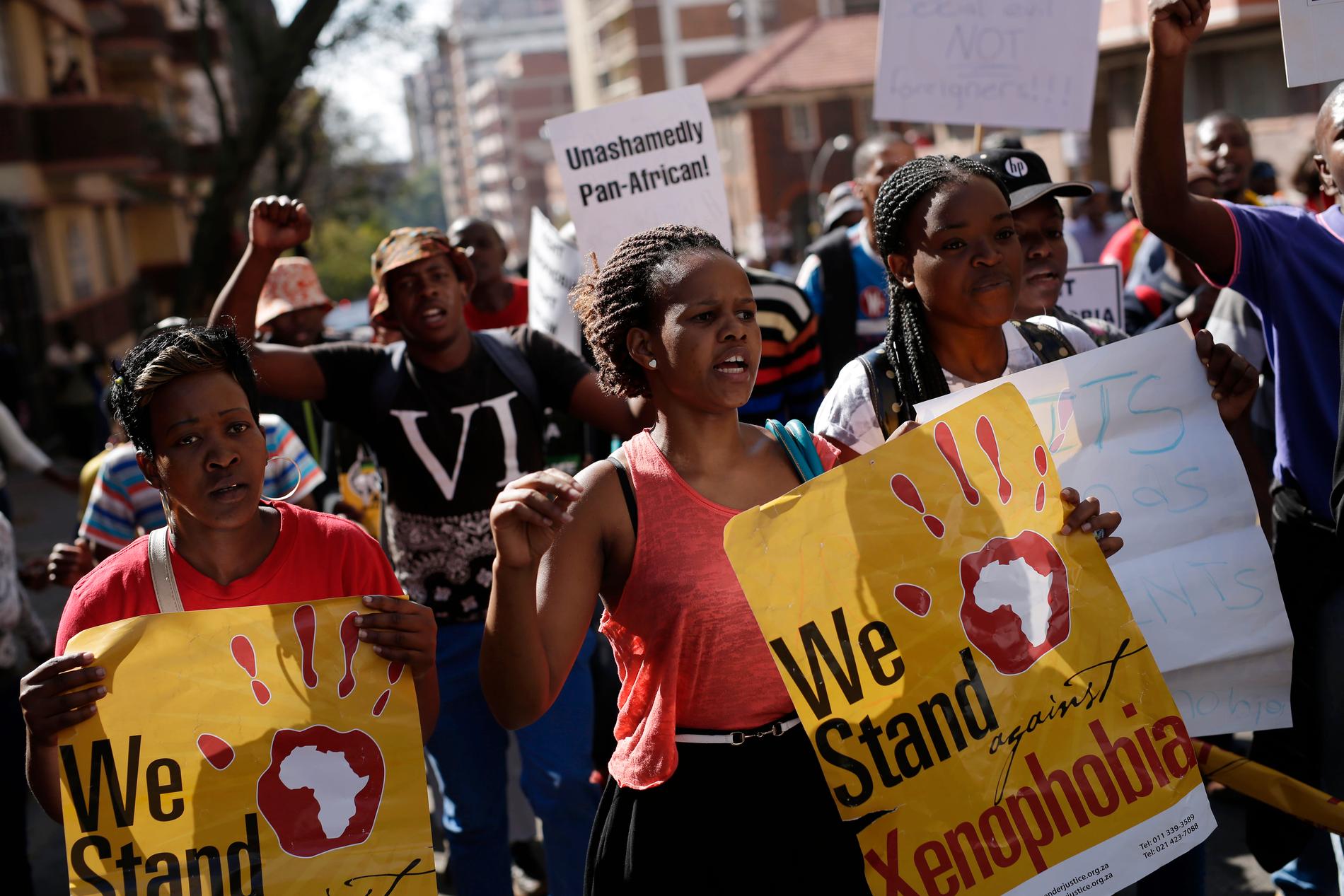 Människor deltar i en protestmarsch mot xenofobiska attacker i Johannesburg 2015, efter en våldsvåg mot utländska medborgare i landet. Arkivbild.