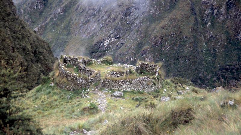 RUINER  Stigen kantades av sedan århundraden övergivna bostäder och härbärgen. Ju närmare vi kom Machu Picchu, desto tätare blev det mellan ruinerna.