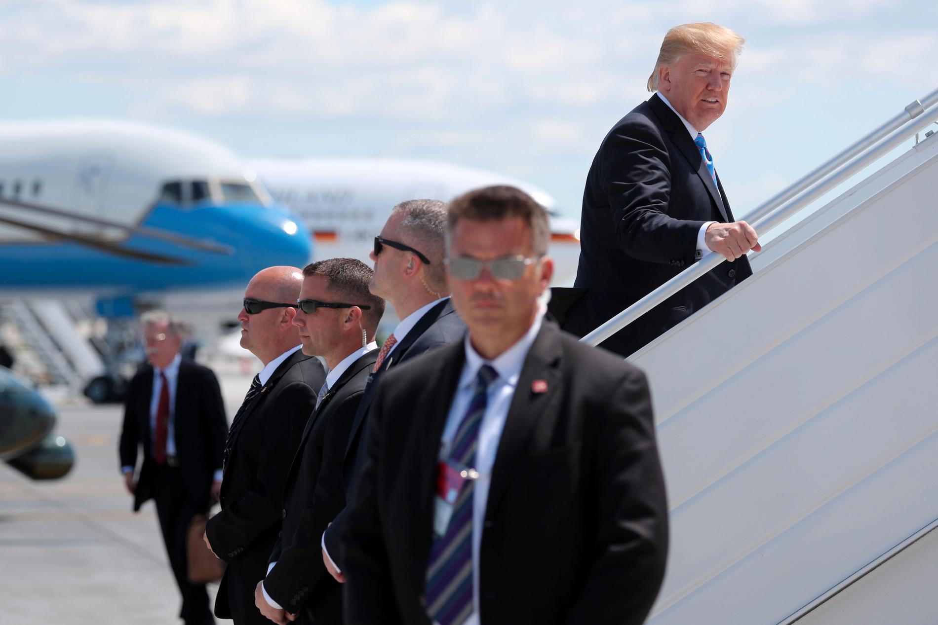 Donald Trump bordar Air Force One på väg till mötet med Kim Jong Un  i Singapore.