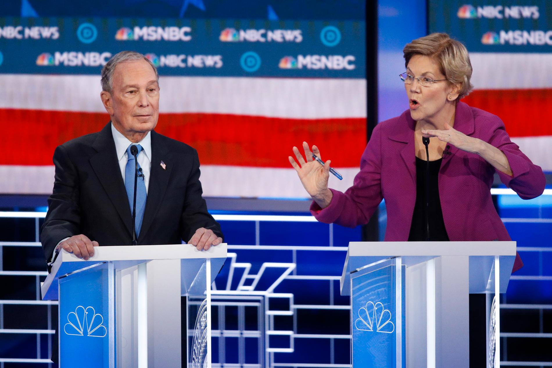 New Yorks tidigare borgmästare Mike Bloomberg och Massachusettssenatorn Elizabeth Warren under Demokraternas tv-debatt i Las Vegas.