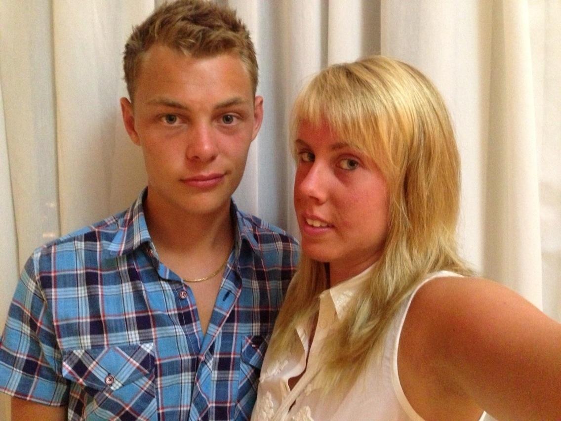 PÅ PLATS 20-åriga Kevin Juneskans och flickvännen Sandra från Norrtälje är på plats på ett hotell i Hurghada. På hotellet är det lugnt men nedstämt.
"Personalen förlorar vänner, har tårar i ögonen och mår väldigt dåligt", säger Kevin till Aftonbladet.