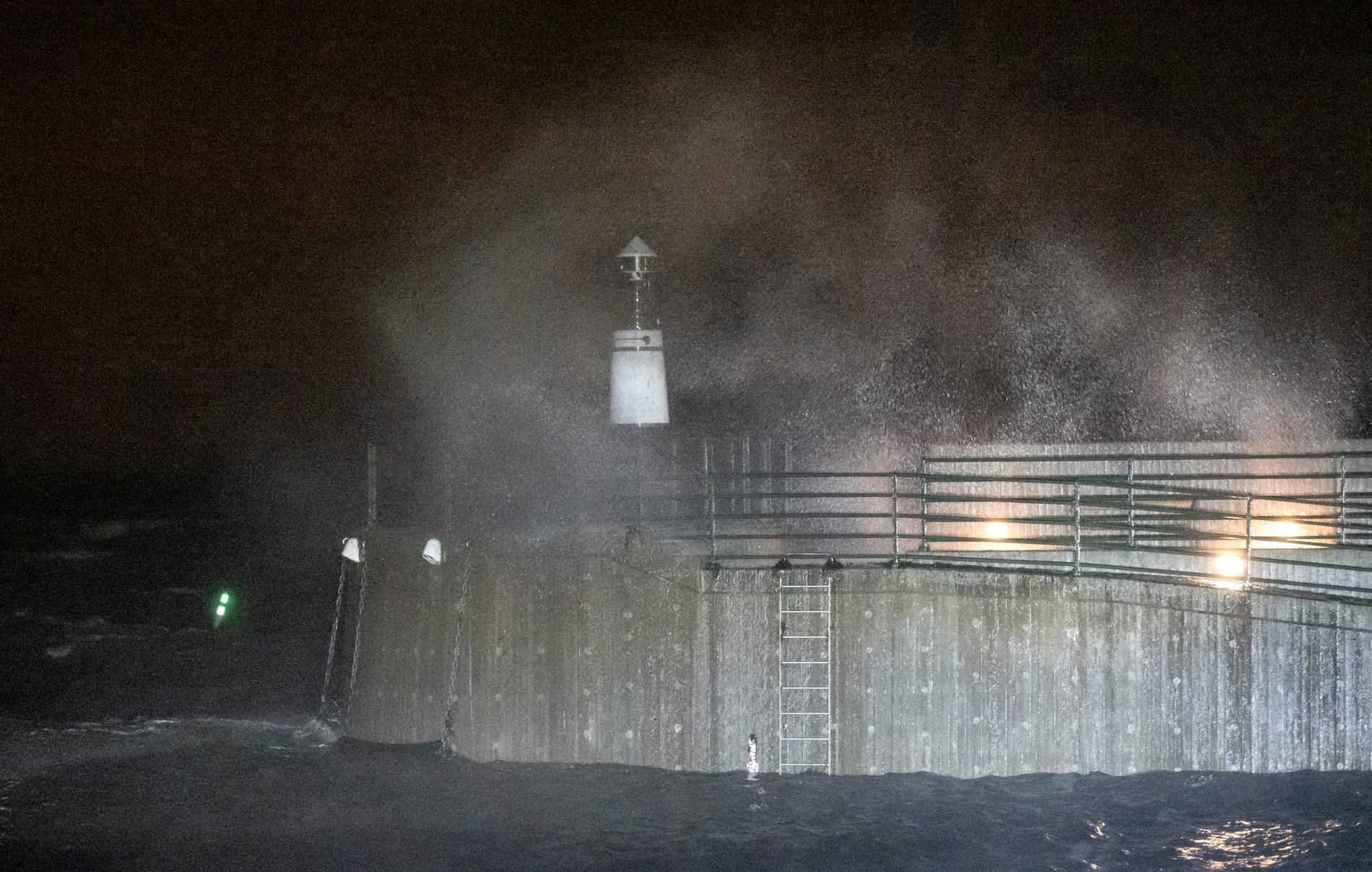 Högt vattenstånd, hård vind och vågor som piskar fyren i Västra Hamnen i Malmö på lördagskvällen. 