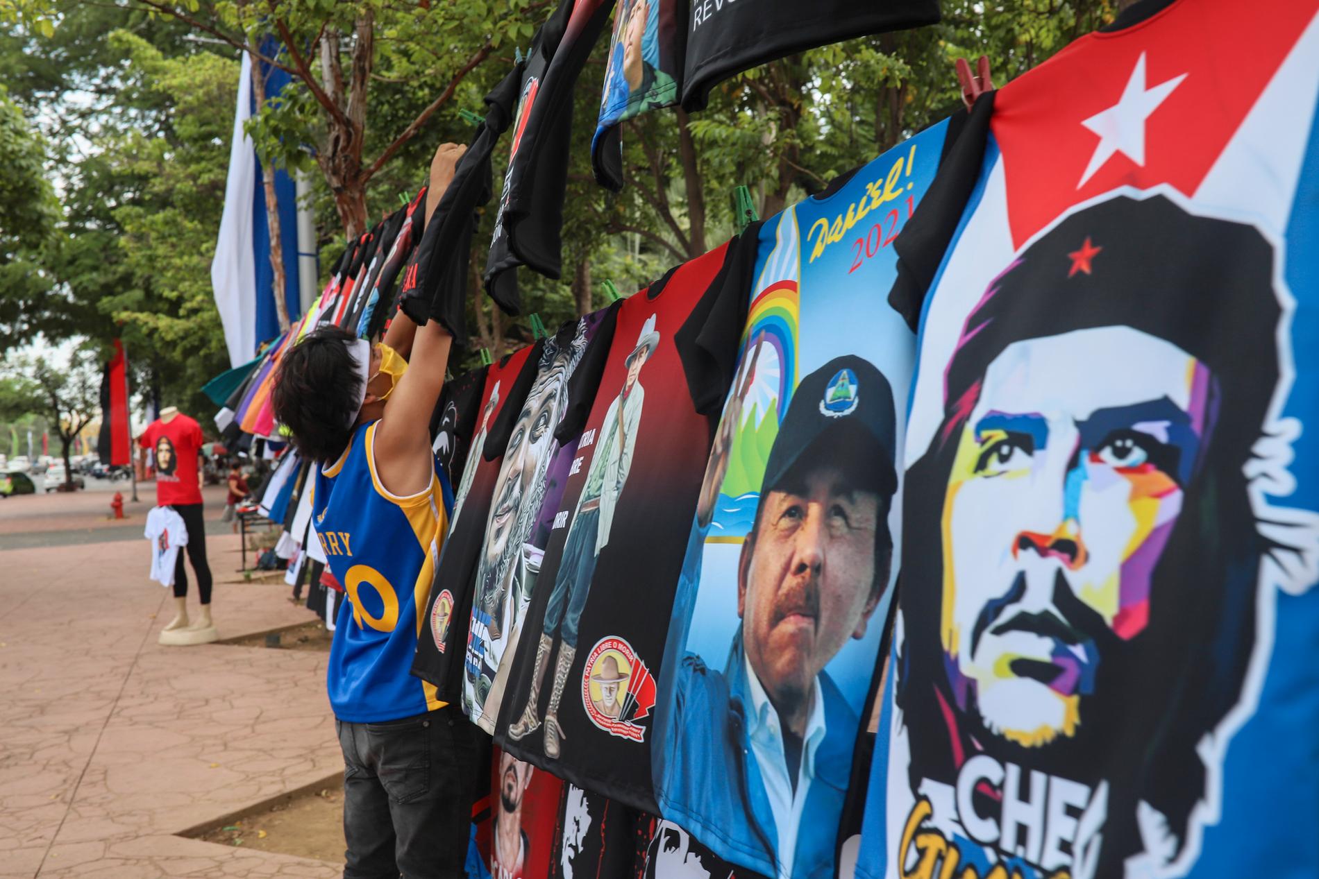 En försäljare säljer t-shirts med bland annat Nicaraguas president Daniel Ortega. Arkivbild.