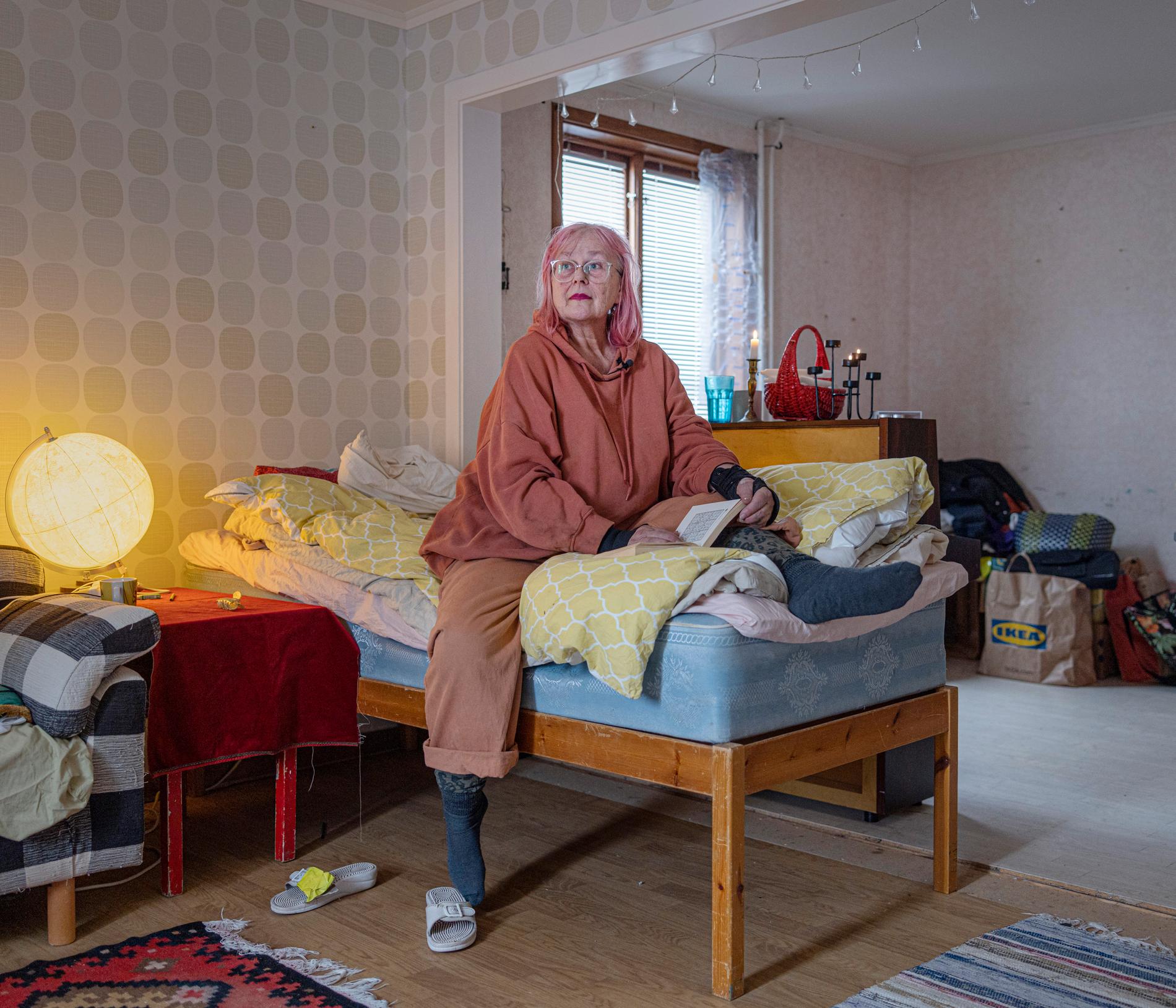Nina, 65, har inte längre råd att värma upp huset. 