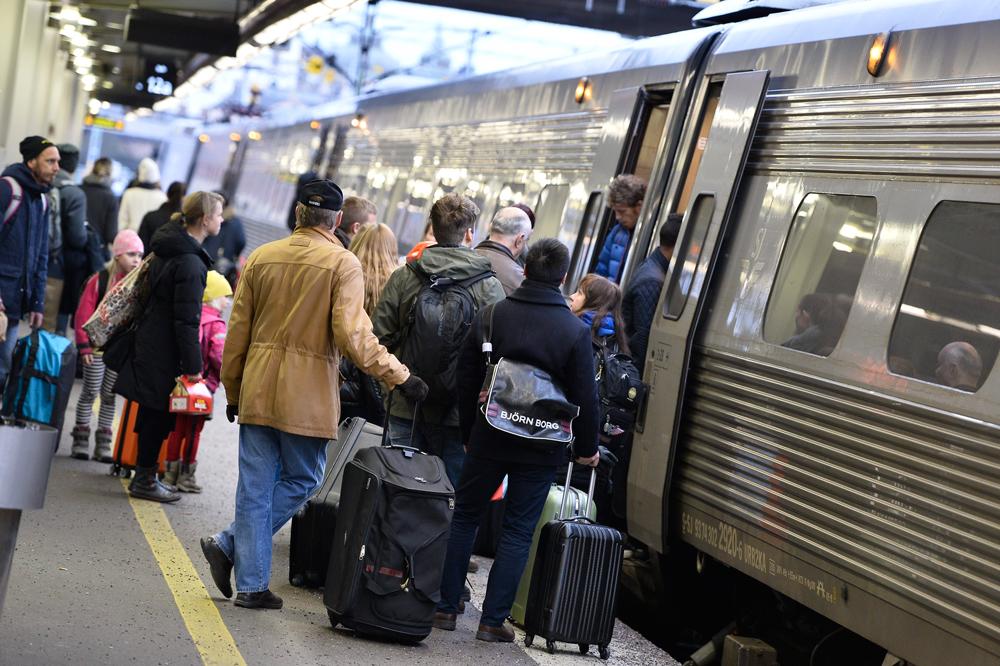 Resenärer i Stockholm vid tåg efter tågstrul.
