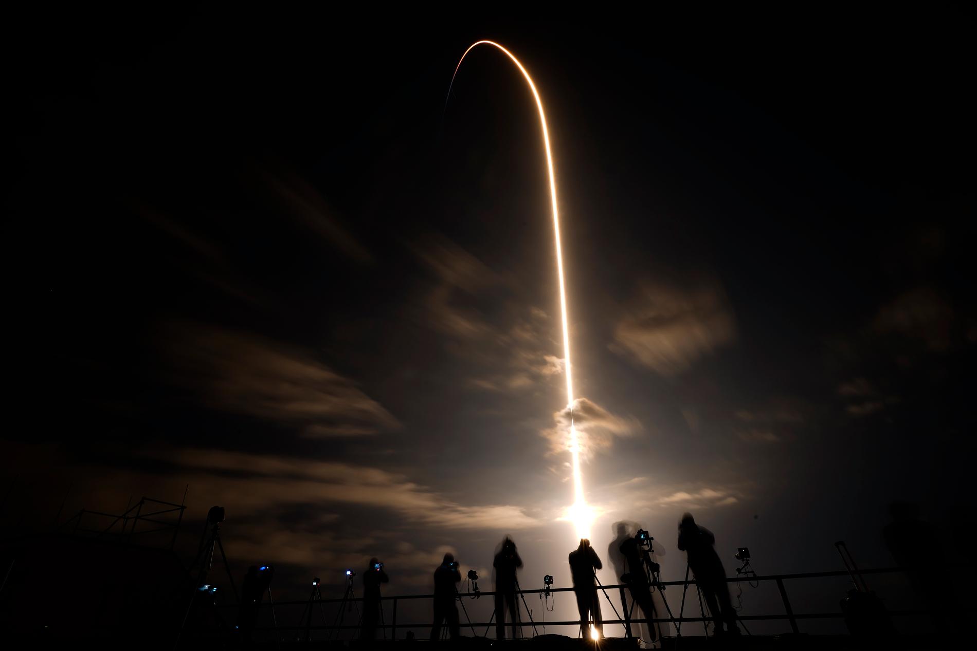 Foto taget med lång exponeringstid när Falcon 9-raketen stiger från Cape Canaveral i Florida.