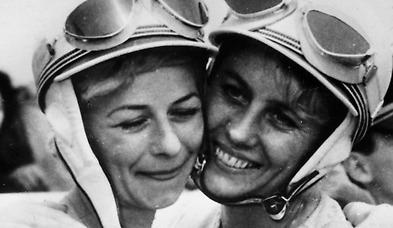 Ewy Rosqvist (höger) och Ursula Wirth jublar 1962.