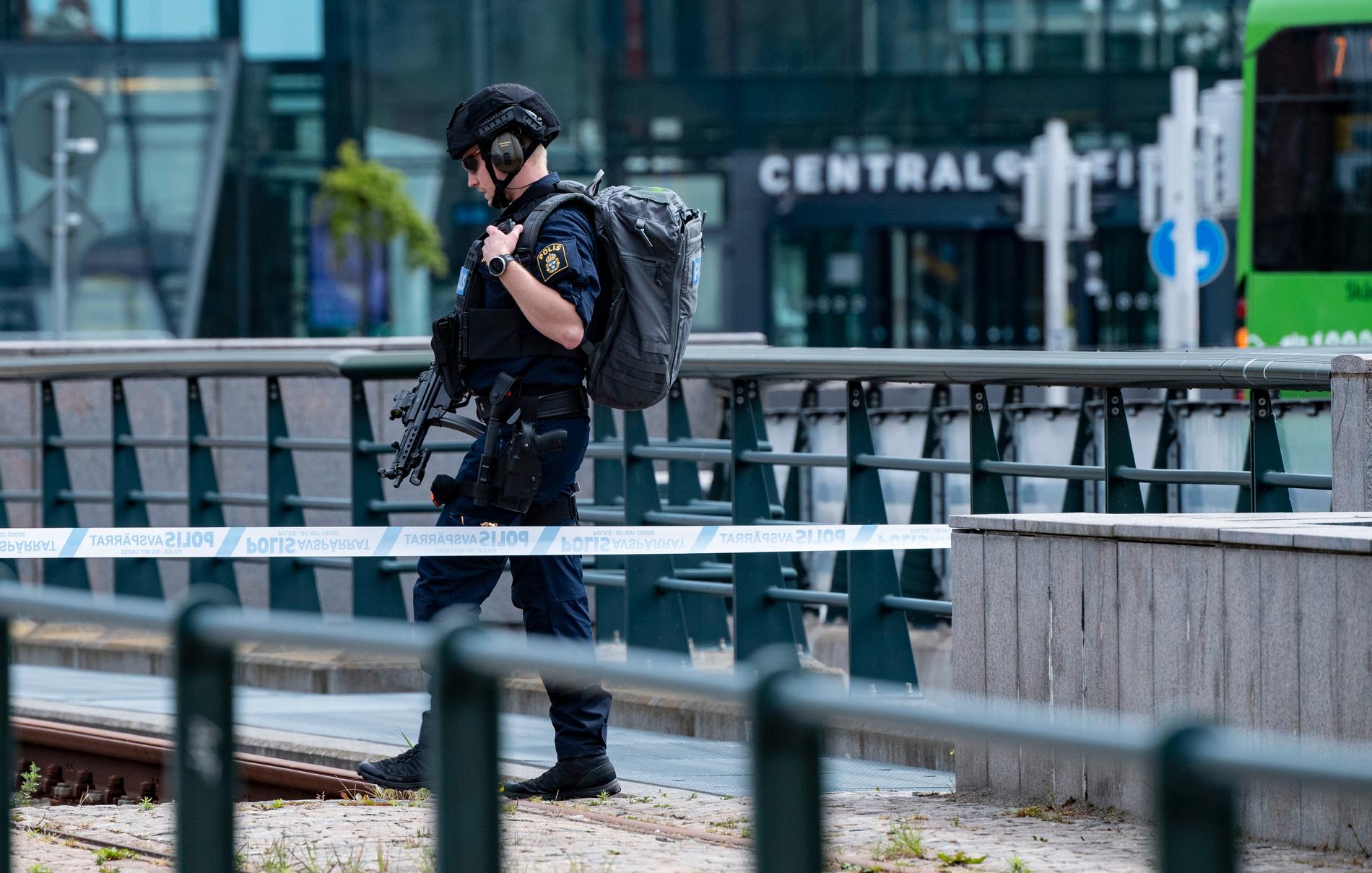 Tidigare i somras: Polis med förstärkningsvapen patrullerar utanför Malmö C i samband med larm om ett misstänkt föremål. Arkivbild.