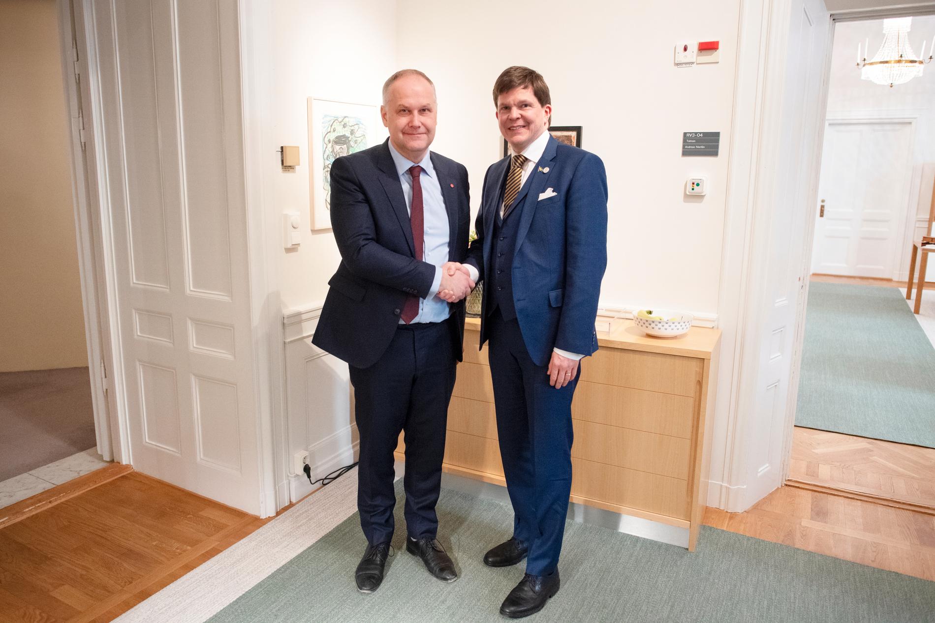 Jonas Sjöstedt möter talmannen Andreas Norlén