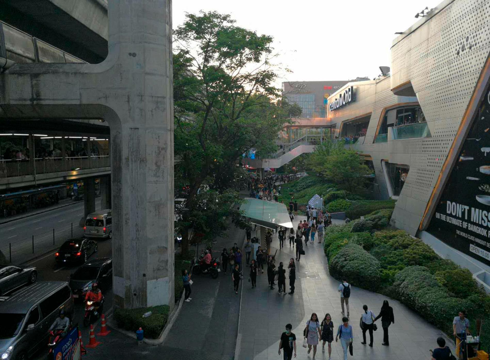Människor utrymmer Central World Mall i Bangkok.