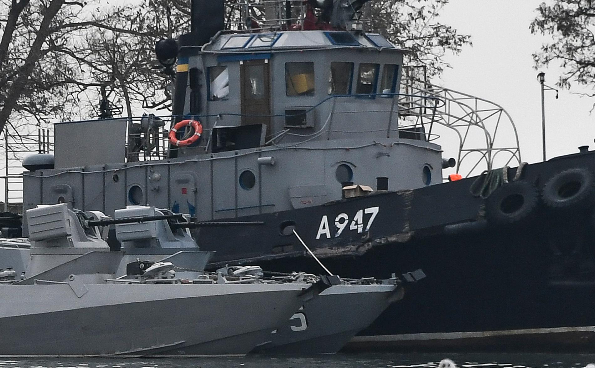 Skador på ett av de tre ukrainska fartyg som beslagtogs i november förra året.