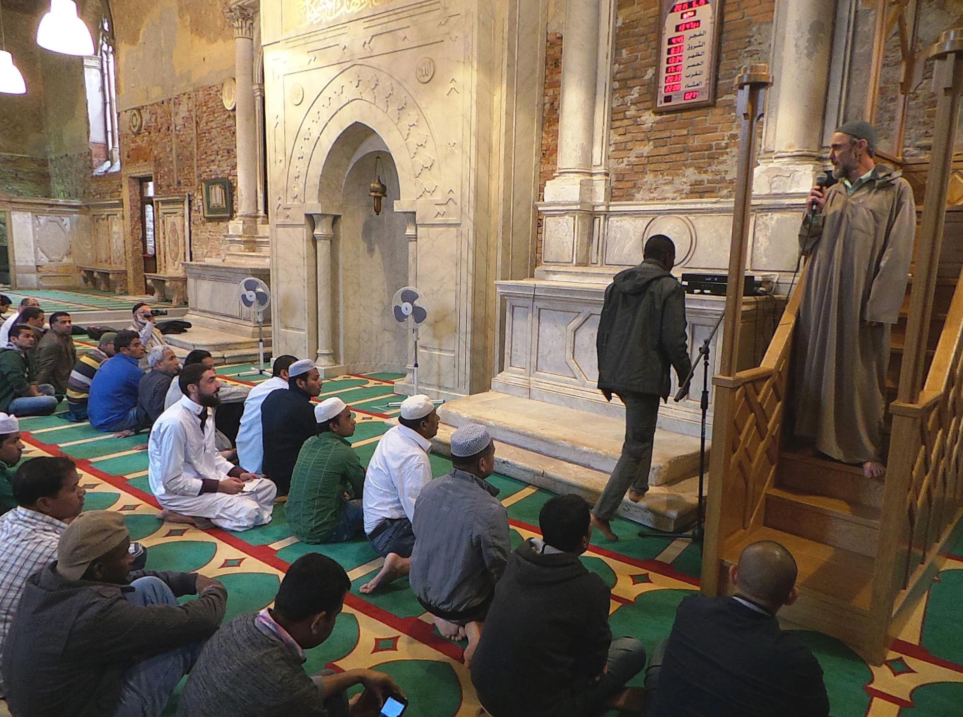 Muslimer samlas för att be i den före detta kyrkan Misericordia i Venedig. Under konstbiennalen har den isländska delegationen gjort ett konstverk i form av en moské i lokalen.
