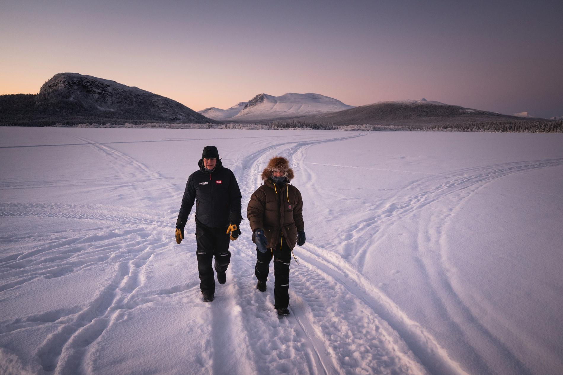 Peter Engström, 60, och Terese Edholm, 39, kommer gående på isen i Kvikkjokk.