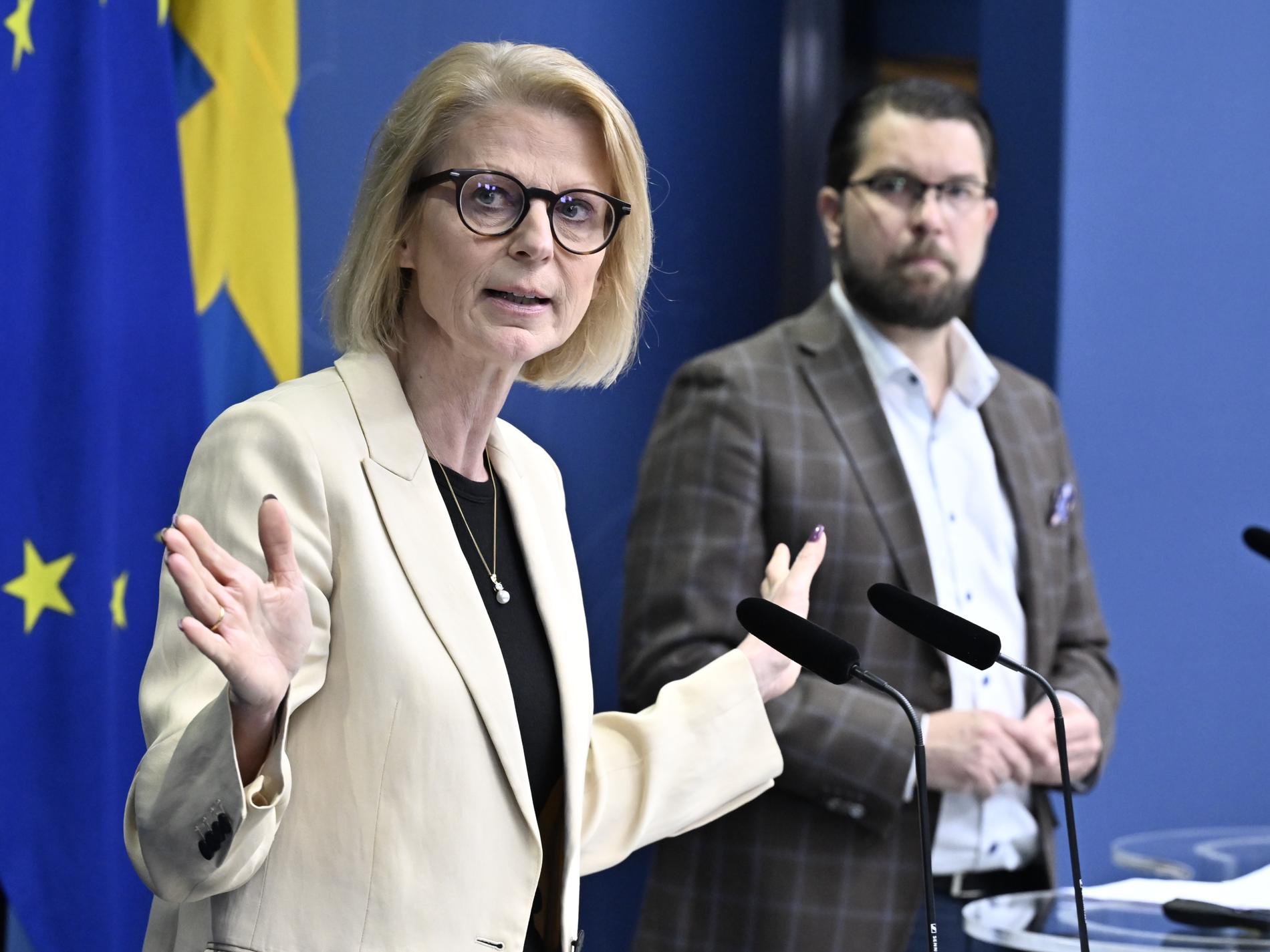 Finansminister Elisabeth Svantesson och Jimmie Åkesson (SD)