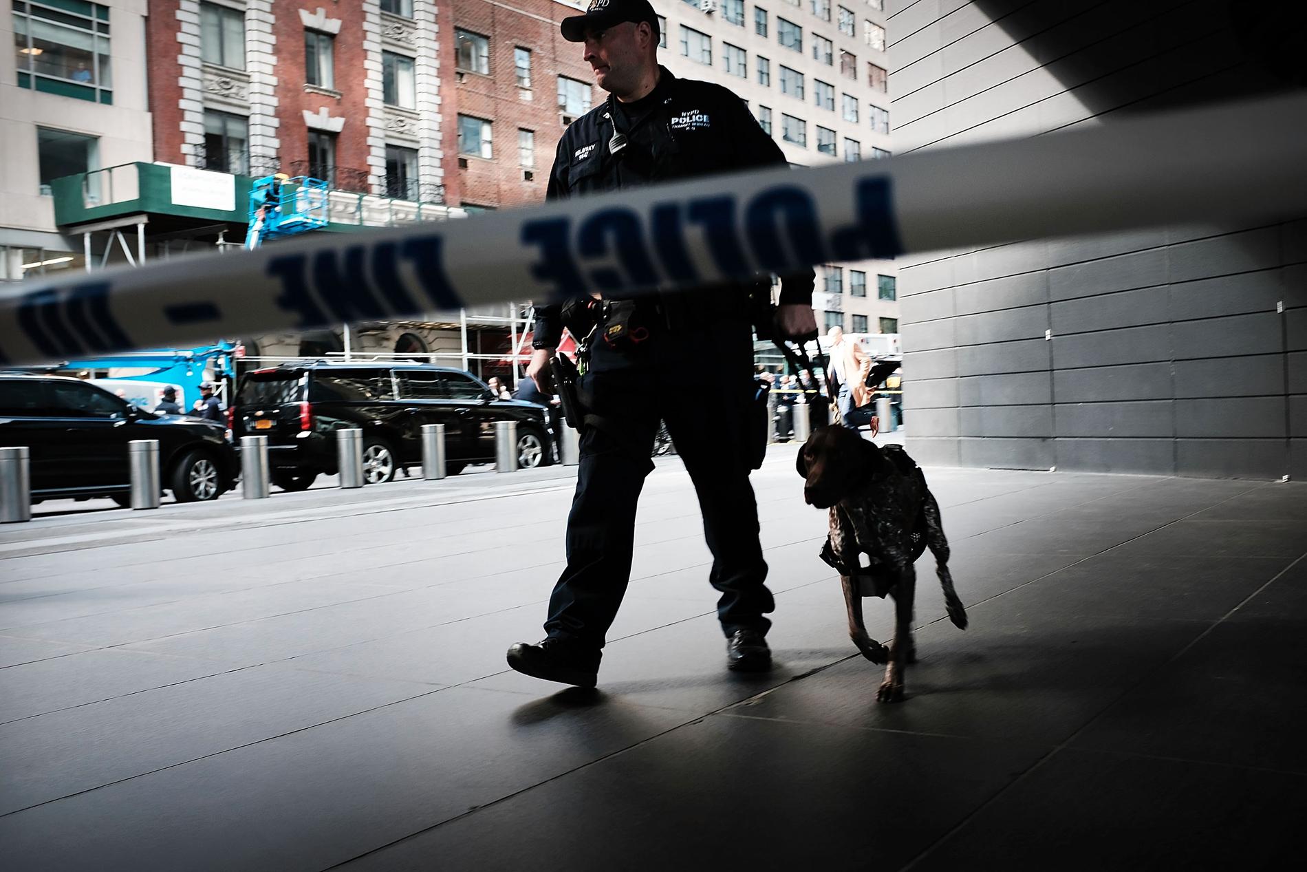 En polis med hund utanför CNN:s högkvarter i Times Warner Center. 
