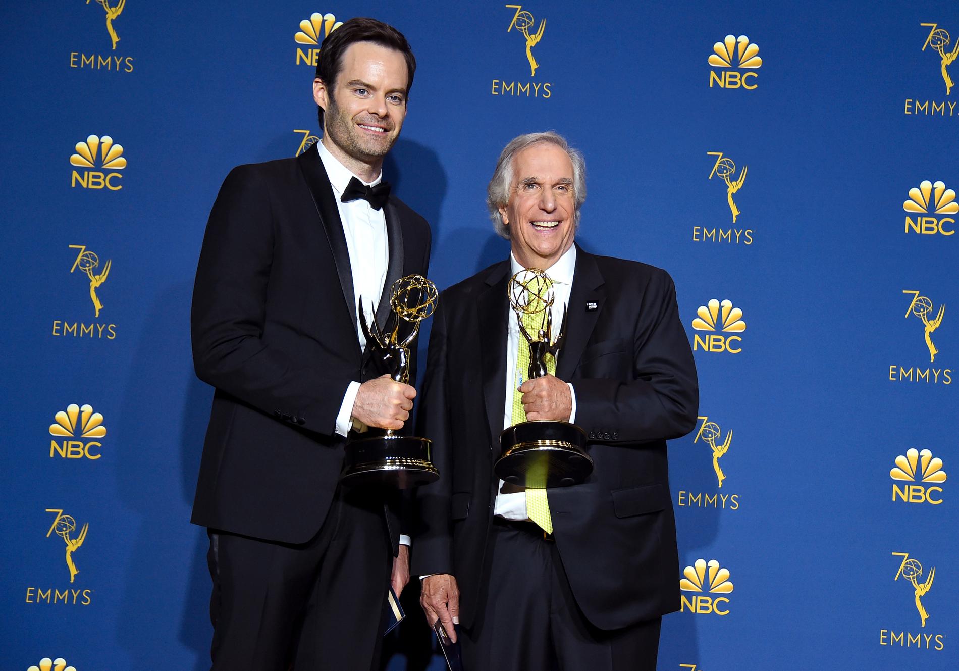 Skådespelarna Bill Hader och Henry Winkler med varsin Emmy-statyett. Arkivbild.